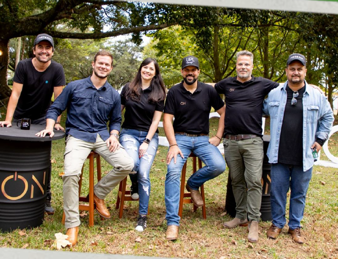 Equipe reunida em visita ao campo