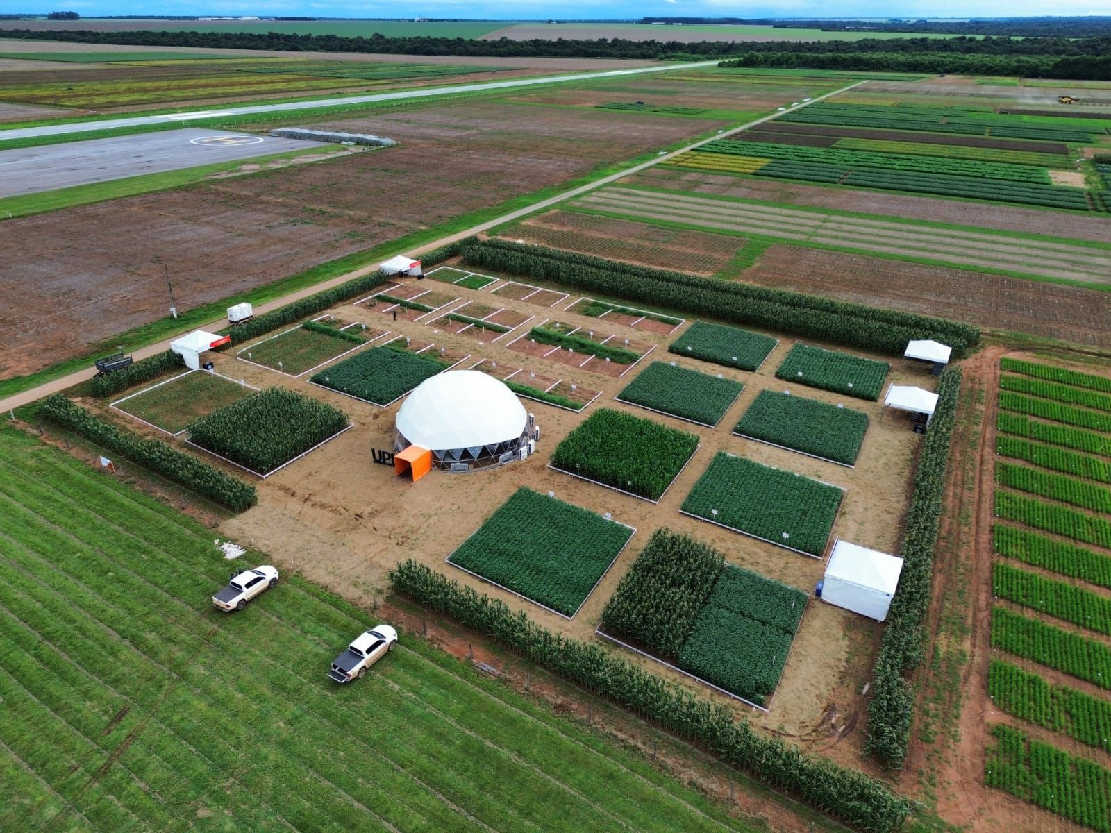 Vista aérea de uma estrutura de pesquisa e demonstração agrícola