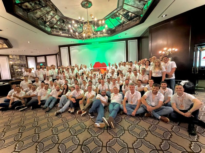 Equipe reunida em evento corporativo
