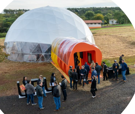 Participantes em uma estrutura de evento no campo