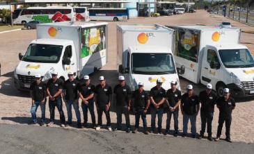 Equipe e veículos em ação de campo